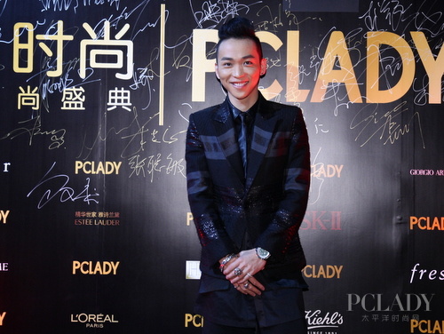風(fēng)俗人物張馳到場PCLADY時尚盛典。
