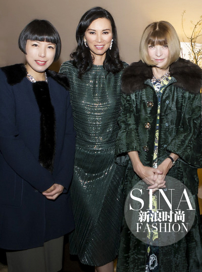 《VOGUE衣飾與美容》編輯總監(jiān)Angelica Cheung、鄧文迪與Anna Wintour