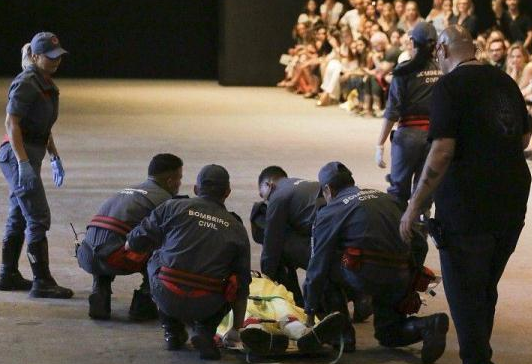 26歲男模特T臺走秀時猝死,走秀卻繼續(xù)進行引爭議