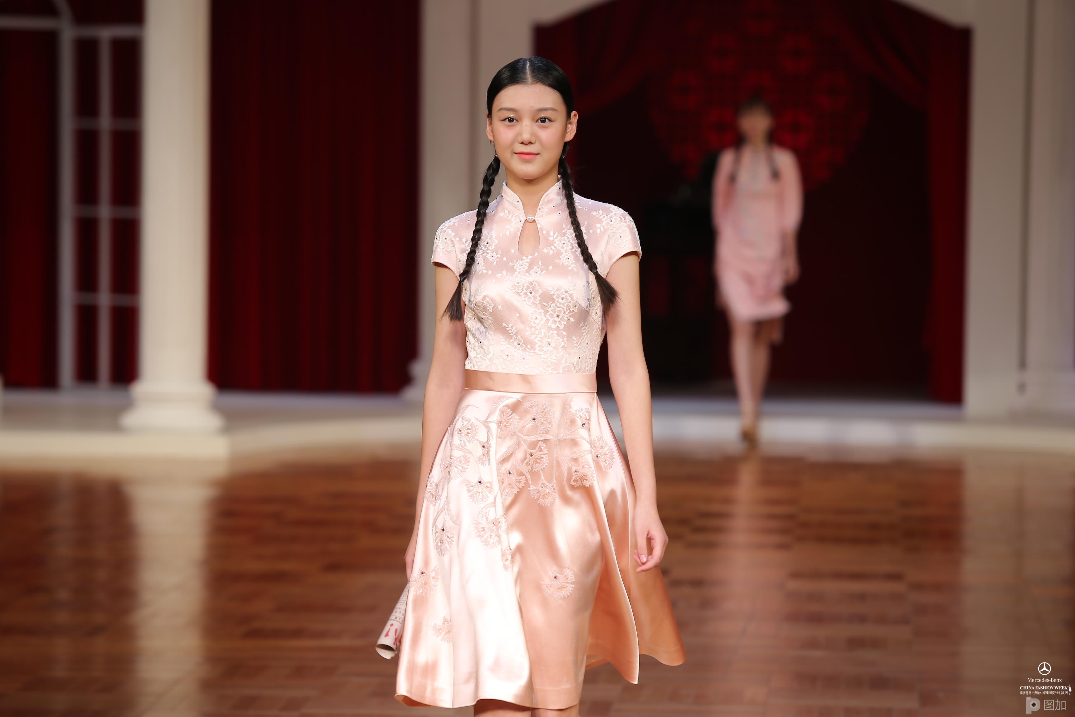 服裝T臺(tái)模特舞臺(tái)上基本了解一場(chǎng)秀到底有多少個(gè)環(huán)節(jié)？